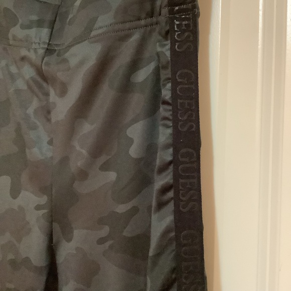 GUESS Leggings, Camouflage w/guess logo tape detail on side - Picture 5 of 8
